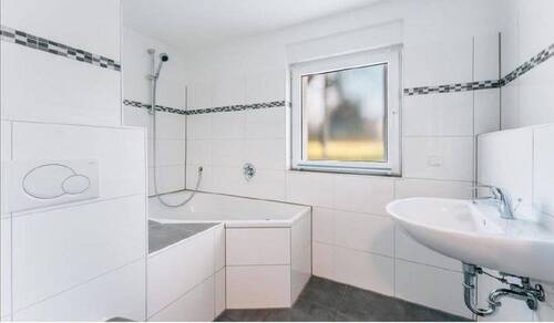 Bad hinten EG - Geräumiges Zweifamilienhaus mit geh. Innenausstattung und schönem Garten in Bergisch Gladbach