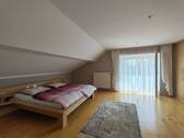 Schlafzimmer mit Balkon im 1.OG - 