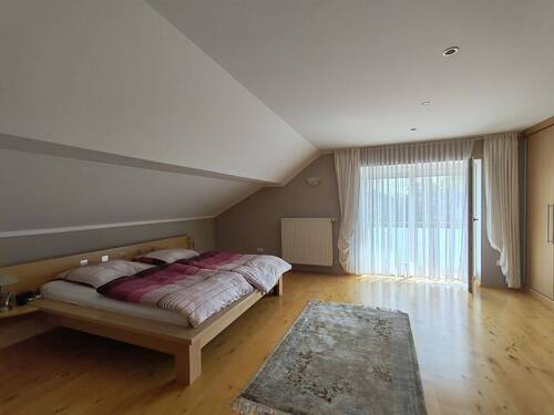 Schlafzimmer mit Balkon im 1.OG - 