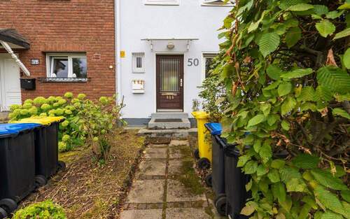 Hauseingang - Harmonisches Wohnen: Gepflegtes Reihenmittelhaus mit komfortablen Garten in ruhiger Lage