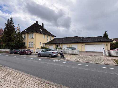 Straßenansicht - 1 Zimmer Mehrfamilienhaus, Wohnhaus zum Kaufen in Lage
