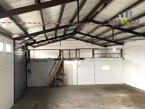 Lagerhalle innen mit Büroeingang - 