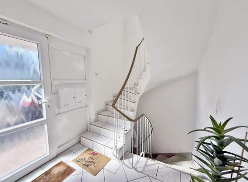 gepflegtes Treppenhaus - Mehrfamilienhaus, Wohnhaus mit 251,00 m&sup2; in Delmenhorst zum Kaufen