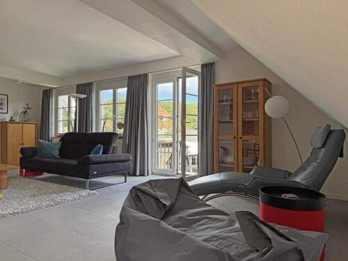 Wohnbereich mit Balkon - Hochwertige Ferienwohnung über drei Etagen