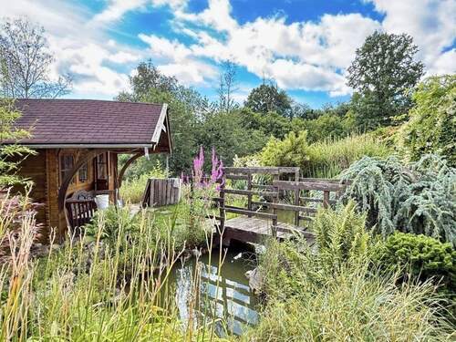Idyllischer Teich mit schicker Brücke - 