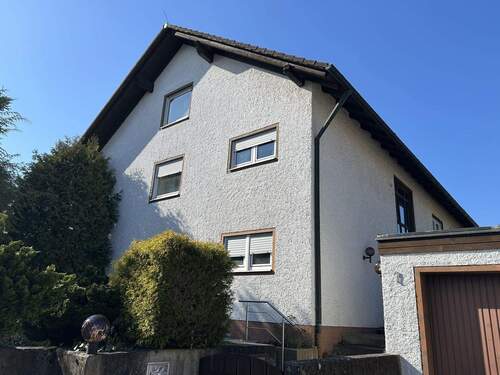 Hauseingang mit Garage - 