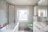 Badezimmer mit Badewanne - 