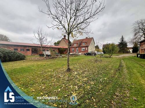 Hausansicht - Großer Hof mit einem Ein- und Zweifamilienhaus