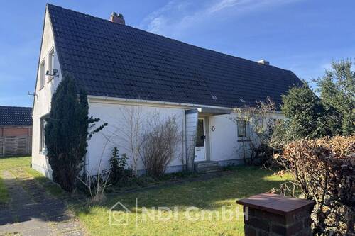 Vorderansicht - Doppelhaushälfte in guter Lage mit Potenzial für handwerklich geschickte