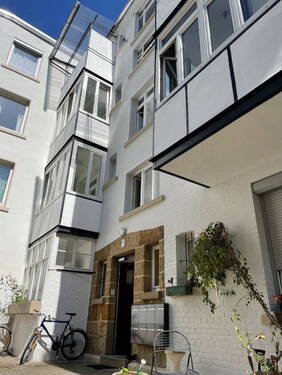 Fassade - Seltene Gelegenheit in S-West - 3-Zimmer-Wohnung mit Veranda, Gartenmitbenutzung & Garage