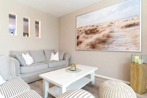 Wohn- und Esszimmer - Helle EG-Wohnung mit Wintergarten, Süd-West-Garten und Meeresnähe in ruhiger Lage in Garding