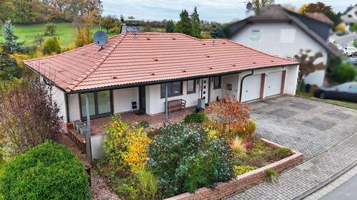 Drohne 2 - Stilvoller Bungalow mit separater ELW, Doppelgarage & großem Grundstück