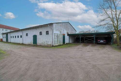 Halle links ( vermietete Stellflächen ) - 