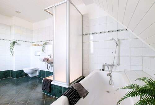 WE10_Badezimmer_Bild2.jpg - 3 Zimmer Etagenwohnung zur Miete in Weißwasser/O.L.