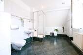 WE10_Badezimmer_Bild1.jpg - Etagenwohnung mit 94,00 m&sup2; in Weißwasser/O.L. zur Miete