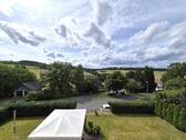 Fernblick vom Balkon - Genießer gesucht für helle und gemütliche Balkonwohnung mit Fernblick ins Grüne