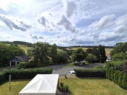 Fernblick vom Balkon - Genießer gesucht für helle und gemütliche Balkonwohnung mit Fernblick ins Grüne