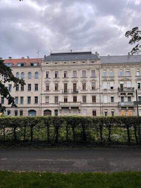 Hausansicht vom Park aus - 3,5 Zimmer Hochpaterre, 130 m², mit Hinterhof, Belle Epoque läßt grüßen, Anfragen bitte nur von 2 Personen max. mit einem kleinem Kind ! Park