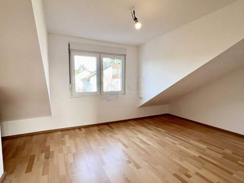 ZIMMER IM DACHGESCHOSS - 