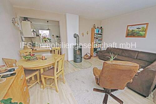 Wohnzimmer mit Kaminofen im EG - 