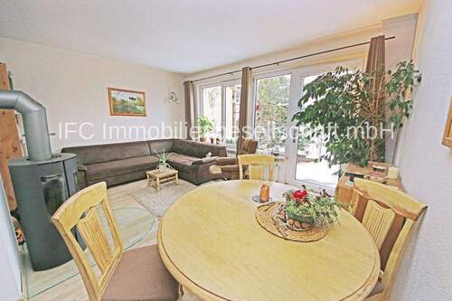 Wohnzimmer mit Zugang zur Terrasse - 