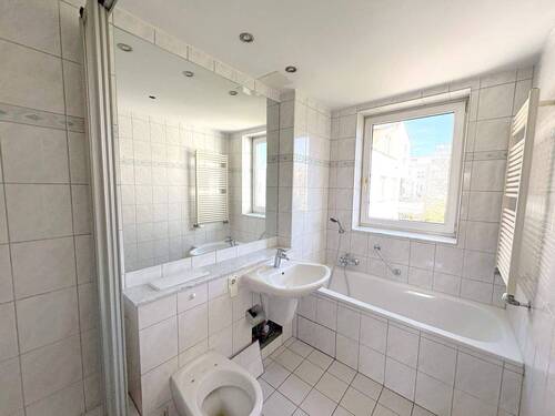 Modernes Bad mit großem Spiegel und viel Licht - 