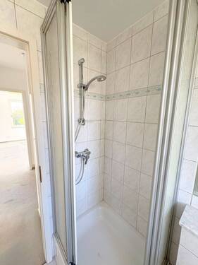 Bad mit moderner Dusche - 