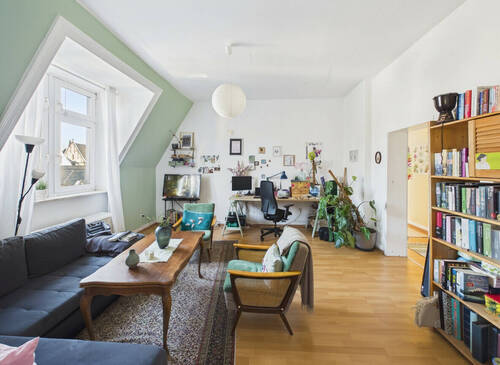 gemütlicher Wohnbereich - Charmante, lichtdurchflutete Drei-Zimmer-Altbauwohnung in zentraler Lage von Wiesbaden