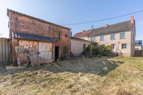 Haus mit Anbau und Stallung - 