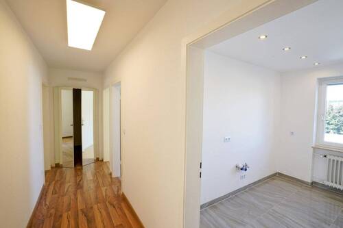 Flur mit Kueche - 3 Zimmer Etagenwohnung zum Kaufen in Fürstenfeldbruck