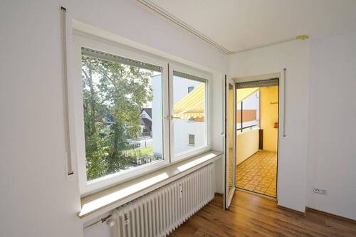 Wohnzimmer mit Balkon - 