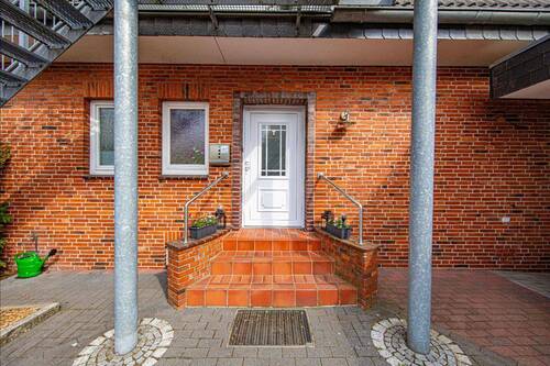 Zugang zur Wohnung EG rechts - 
