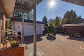 Blick auf die Garage - Mehrfamilienhaus, Wohnhaus mit 268,90 m&sup2; in Büdelsdorf zum Kaufen
