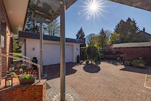 Blick auf die Garage - Mehrfamilienhaus, Wohnhaus mit 268,90 m&sup2; in Büdelsdorf zum Kaufen