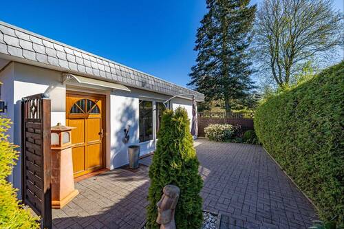 seitlicher Blick auf die Garage - 