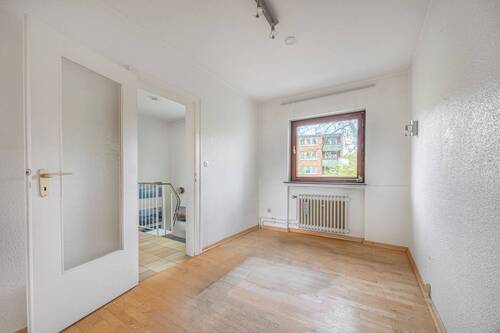 Zimmer mit Durchgang/ Büro - 