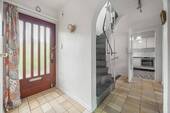 Flur mit Blick zur Küche - 5 Zimmer Reihenmittelhaus in Norderstedt
