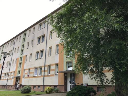 Außenansicht - Sanierte Zweiraumwohnung ohne Balkon zum Einzug bereit !