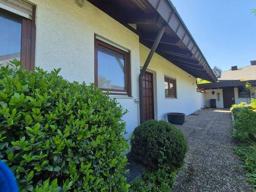 Hauseingang.jpg - 4 Zimmer Einfamilienhaus in Böblingen