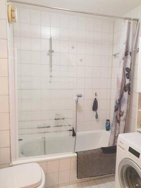 Badewanne mit Duschabtrennung - 