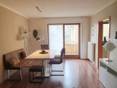 Wohnen / Essen, mit Balkon - Frei: Schöne Wohnung (2ZKB, etc.) mit Balkon + Inventar, 1. OG, mit Duplex-Parkplatz, in guter Lage!