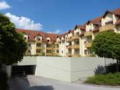 Tiefgaragenabfahrt mit Blick auf die Westseite der Wohnanlage - 