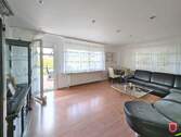Wohnzimmer mit Terrassenausgang EG - 