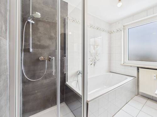 Dusche und Badewanne - 