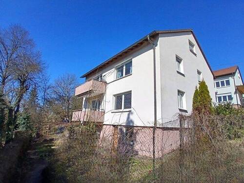 Ansicht - Zweifamilienhaus in schöner Lage mit Garten und Garage.