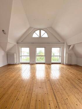 Zimmer - Lichtdurchflutete, bezugsfreie Dachgeschosswohnung mit 3 Zimmern und Balkon in Toplage Wilmersdorfs!