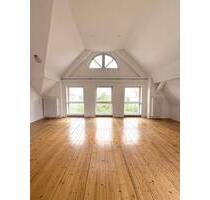 Lichtdurchflutete, bezugsfreie Dachgeschosswohnung mit 3 Zimmern und Balkon in Toplage Wilmersdorfs! - Berlin