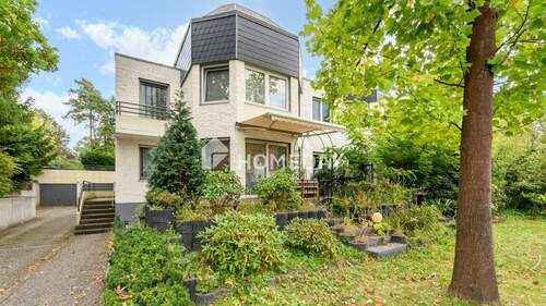 Außenansicht 1 - Stilvolles 5-Zimmer-Reihenendhaus mit besonderer Architektur und schönem Garten in Frohnau