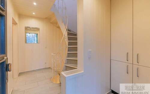 Treppenhaus EG - 6 Zimmer Reihenmittelhaus zum Kaufen in Düsseldorf Garath