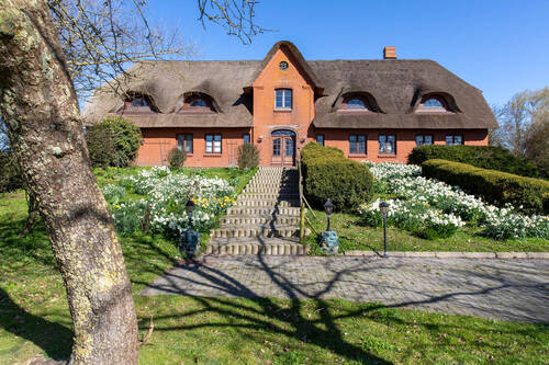 Hausansicht Gartenseite - Reetdachhaus im Friesenstil - 995.000,00&nbsp;EUR Kaufpreis, ca.&nbsp; 500,00&nbsp;m&sup2;&nbsp;Wohnfl&auml;che